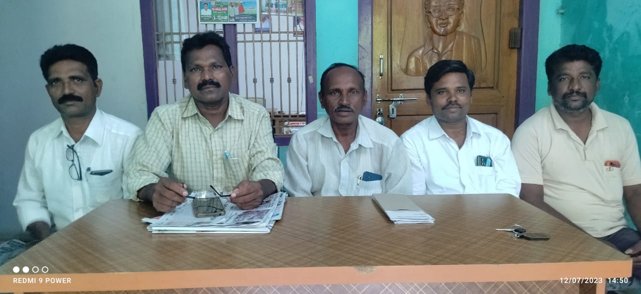 సమావేశంలో మాట్లాడుతున్న కెవీపీఎస్ జిల్లా గౌరవ అధ్యక్షుడు వి యేసు రత్నం తదితరులు