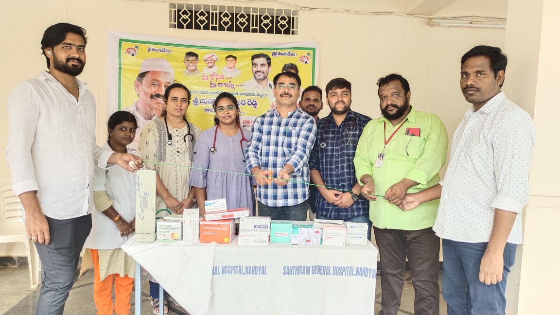 వైద్య పరీక్షలు నిర్వహిస్తున్న వైద్యులు