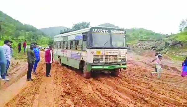 వర్షంతో హైవే రోడ్డు బురదమయం