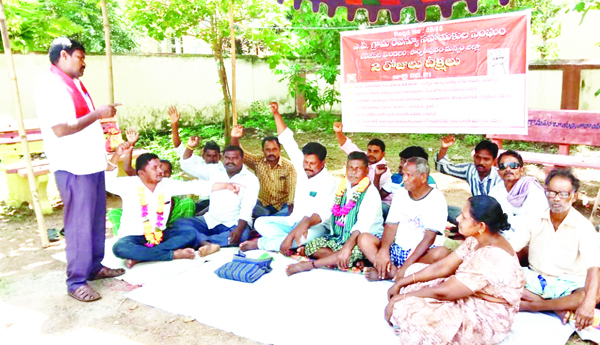  కొనసాగిన విఆర్‌ఎల రిలే నిరాహార దీక్షలు