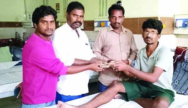  భవన నిర్మాణ కార్మికుడికి ఆర్థిక సహాయం