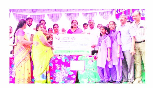 పేద విద్యార్థికి 'భరోసా అమ్మఒడి'