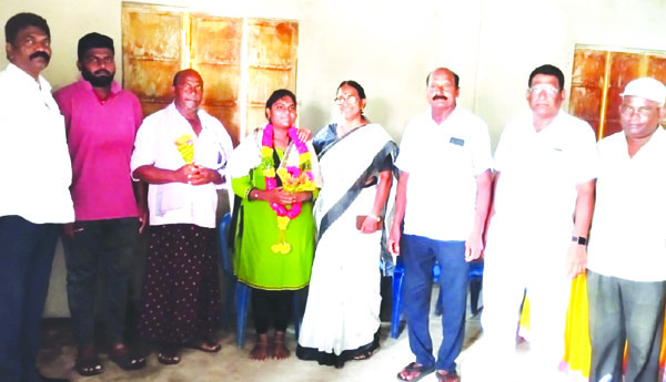 తెలుగు పిజి సెట్‌లో నవ్యకు స్టేట్‌ ఫస్ట్‌ ర్యాంక్‌