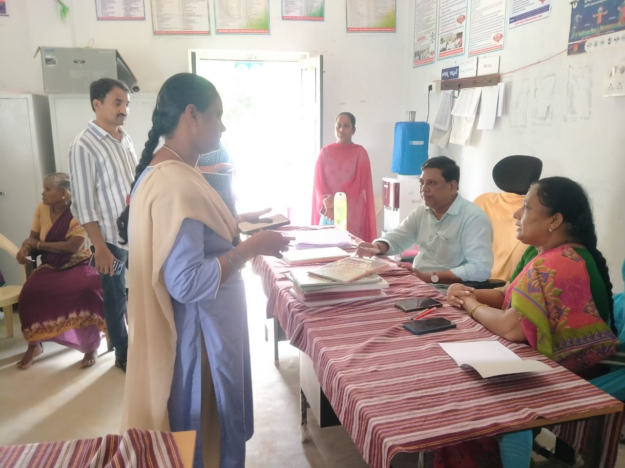 సచివాలయంలో తనిఖీ