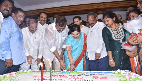 ఘనంగా మంత్రి బొత్స జన్మదిన వేడుకలు