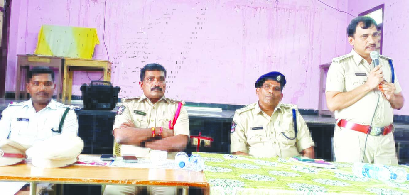 అవగాహన కార్యక్రమంలో మాట్లాడుతున్న ఎం వి ఐ రంగారావు