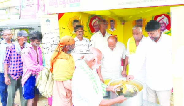350 మంది పేదలకు అన్నదానం