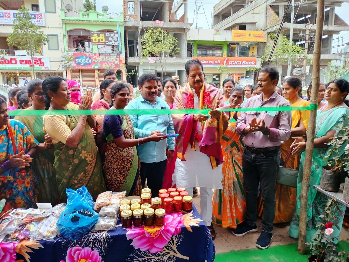 స్టాల్స్‌ను ప్రారంభిస్తున్న ఎమ్మెల్యే కోన