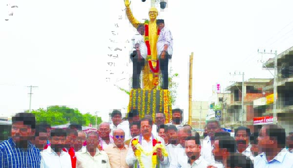 కోన ప్రభాకర్‌రావు విగ్రహాన్ని పెట్టి తీరుతా
