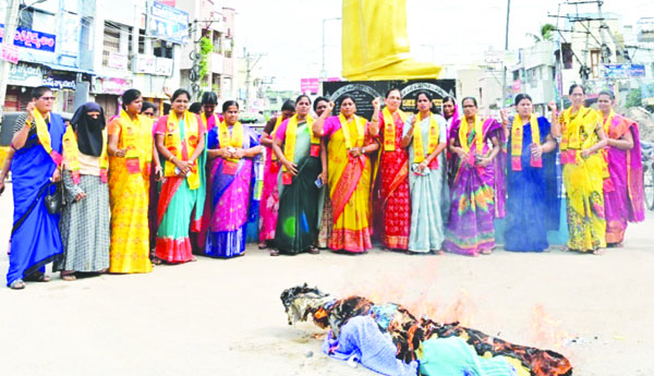 పోతుల సునీత దిష్టిబొమ్మ దహనం