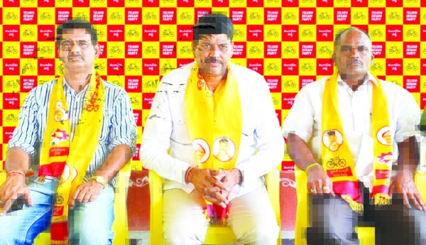 వైసీపీ రివర్స్‌ పాలనలో నిలిచిన నీటి ప్రాజెక్టులు: నరేంద్రవర్మ