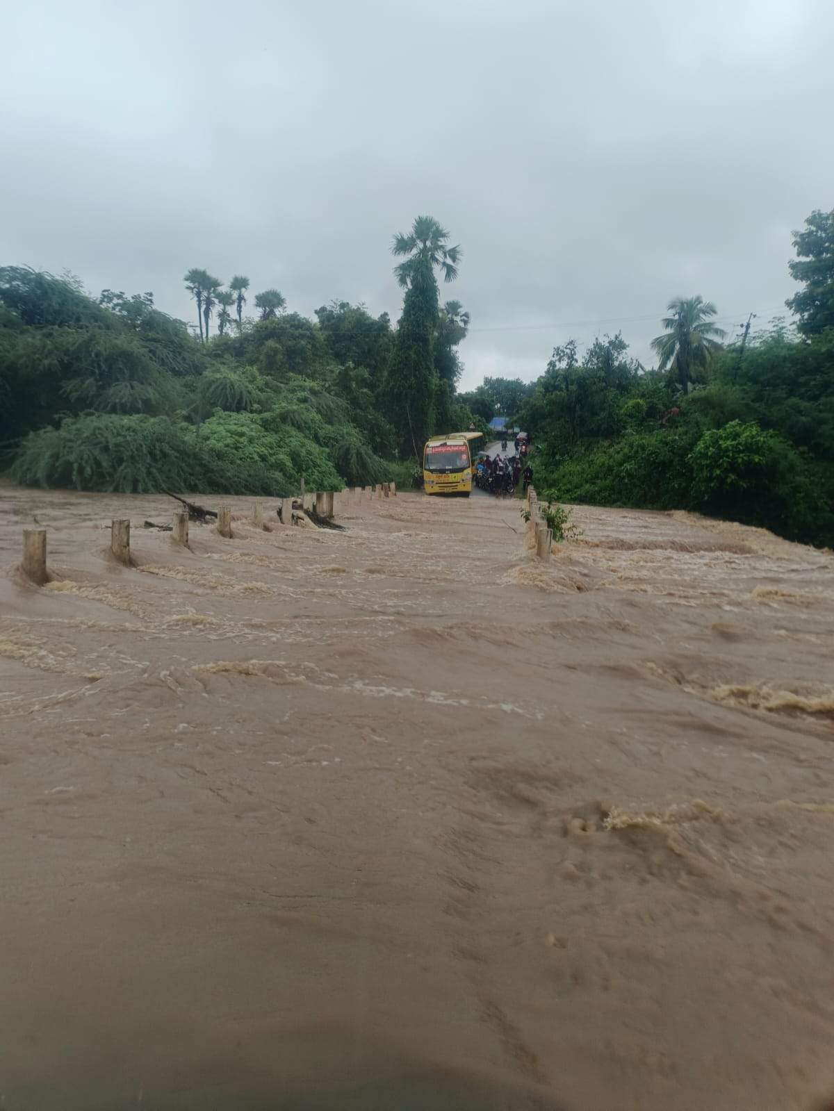 జోరు వర్షం.. స్తంభించిన జనజీవనం..!