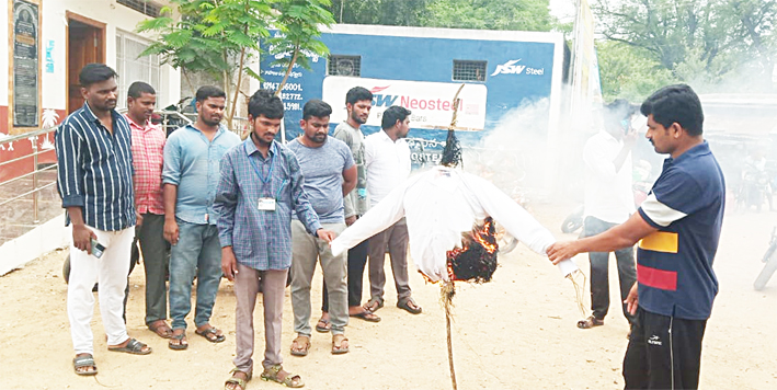 జనసేన అధినేత దిష్టిబొమ్మ దగ్ధం