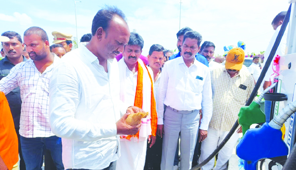 నూతన పెట్రోలు బంకు ప్రారంభం