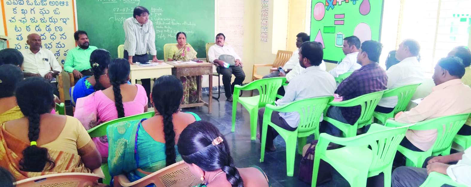 ప్రధానోపాధ్యాయుల సమావేశంలో మాట్లాడుతున్న ఎంఇఒ