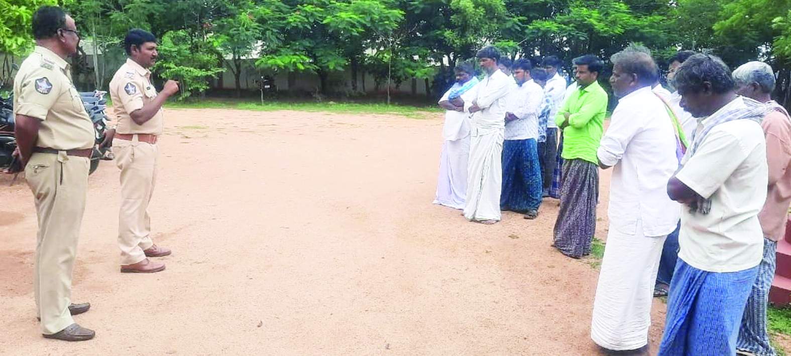 బెల్ట్‌ షాపుల నిర్వాహకులతో మాట్లాడుతున్న ఎస్‌ఐ