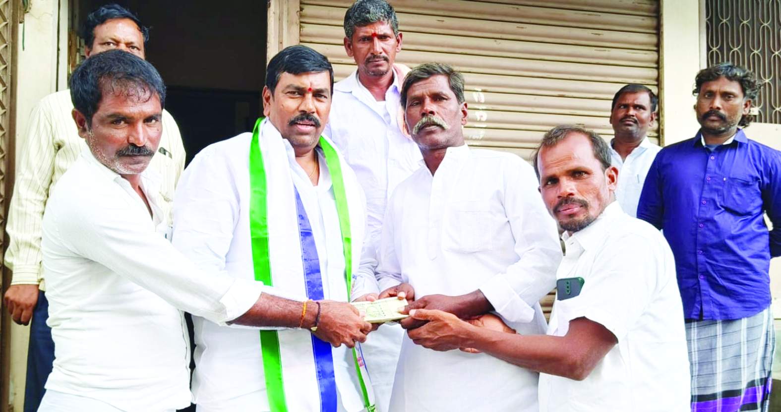 విరాళం అందజేస్తున్న జడ్‌పిటిసి విరుపాక్షి