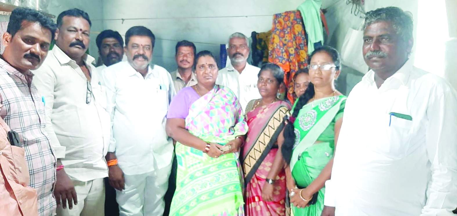 స్నేహితురాలి కుటుంబ సభ్యులకు ఆర్థికసాయం అందిస్తున్న మిత్రులు