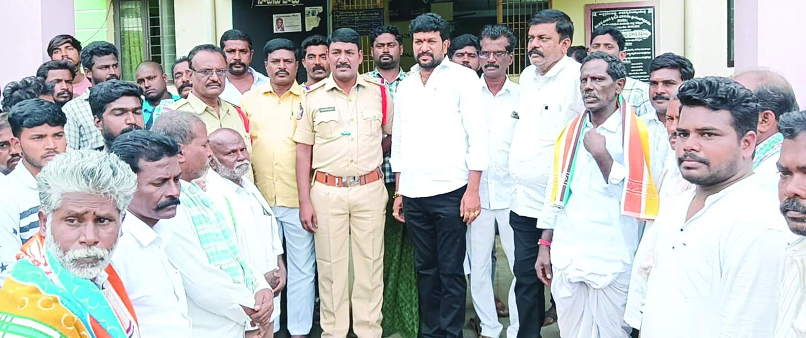 బంటనహాల్‌ ప్రజలకు సూచనలు ఇస్తున్న ఎస్‌ఐ రమేష్‌ బాబు