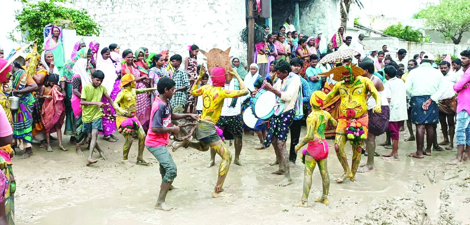 కుందనగుర్తిలో పులి వేషధారణలో ఉన్న యువత