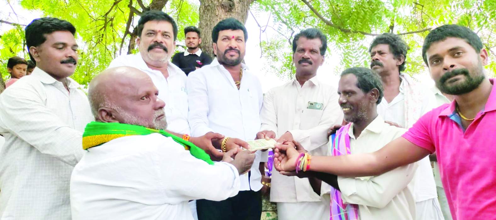 మొహర్రం వేడుకలకు గ్రామ పెద్దలకు విరాళం అందజేస్తున్న నారాయణ