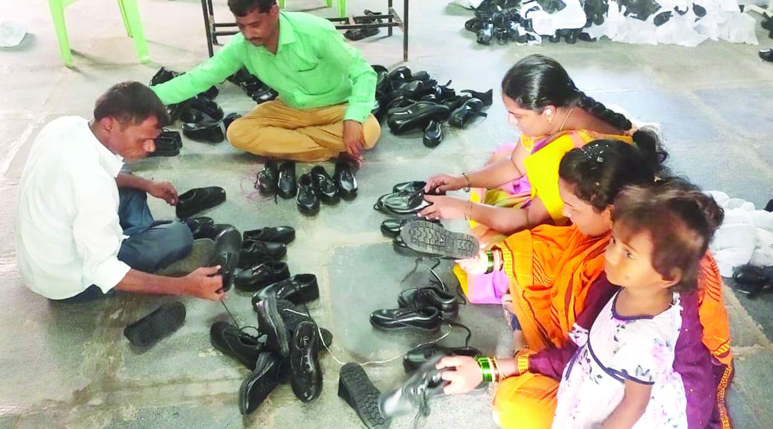 బూట్లను పరిశీలిస్తున్న విద్యార్థుల తల్లిదండ్రులు