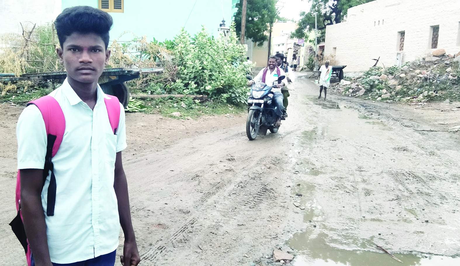 బురద నీటిని చూపుతున్న విద్యార్థి