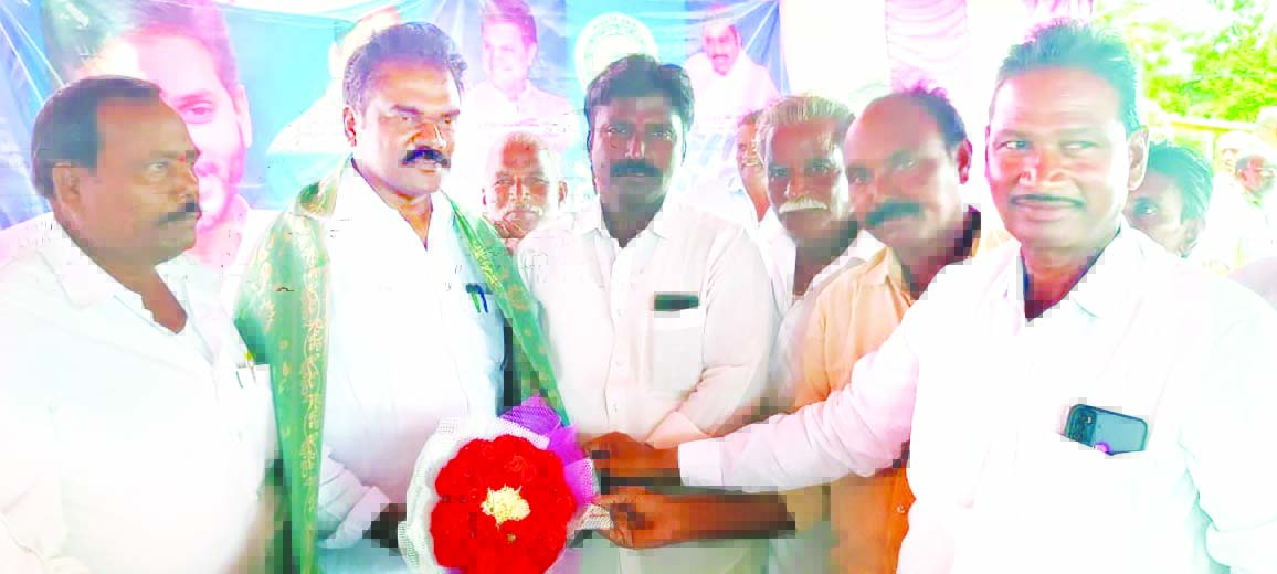 తహశీల్ధార్‌ ప్రభాకర్‌రావును సన్మానిస్తున్న నాయకులు