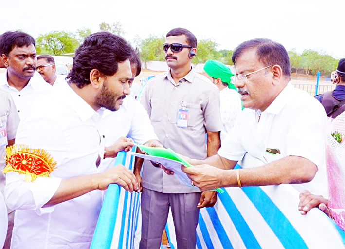 ముఖ్యమంత్రికి వినతుల వెల్లవ