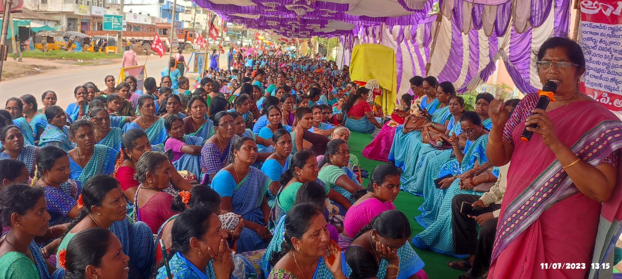 ధర్నాలో మాట్లాడుతున్న సీఐటీయూ రాష్ట్ర కార్యదర్శి ధనలక్ష్మి