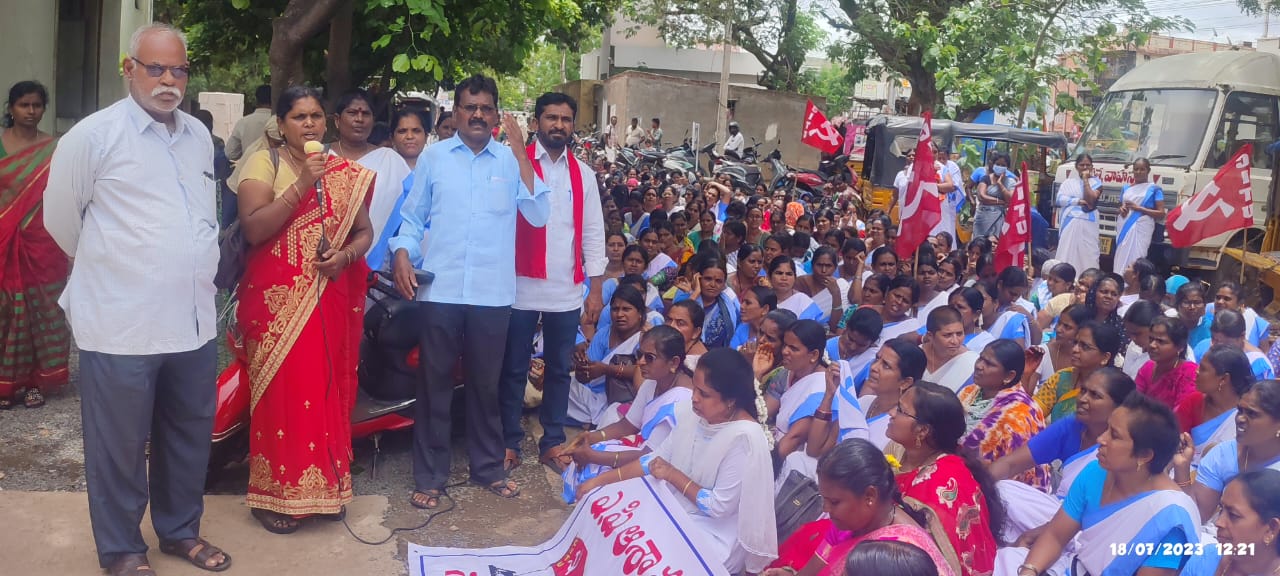  ధర్నాలో మాట్లాడుతున్న ఆశ వర్కర్స్ యూనియన్ నాయకురాలు