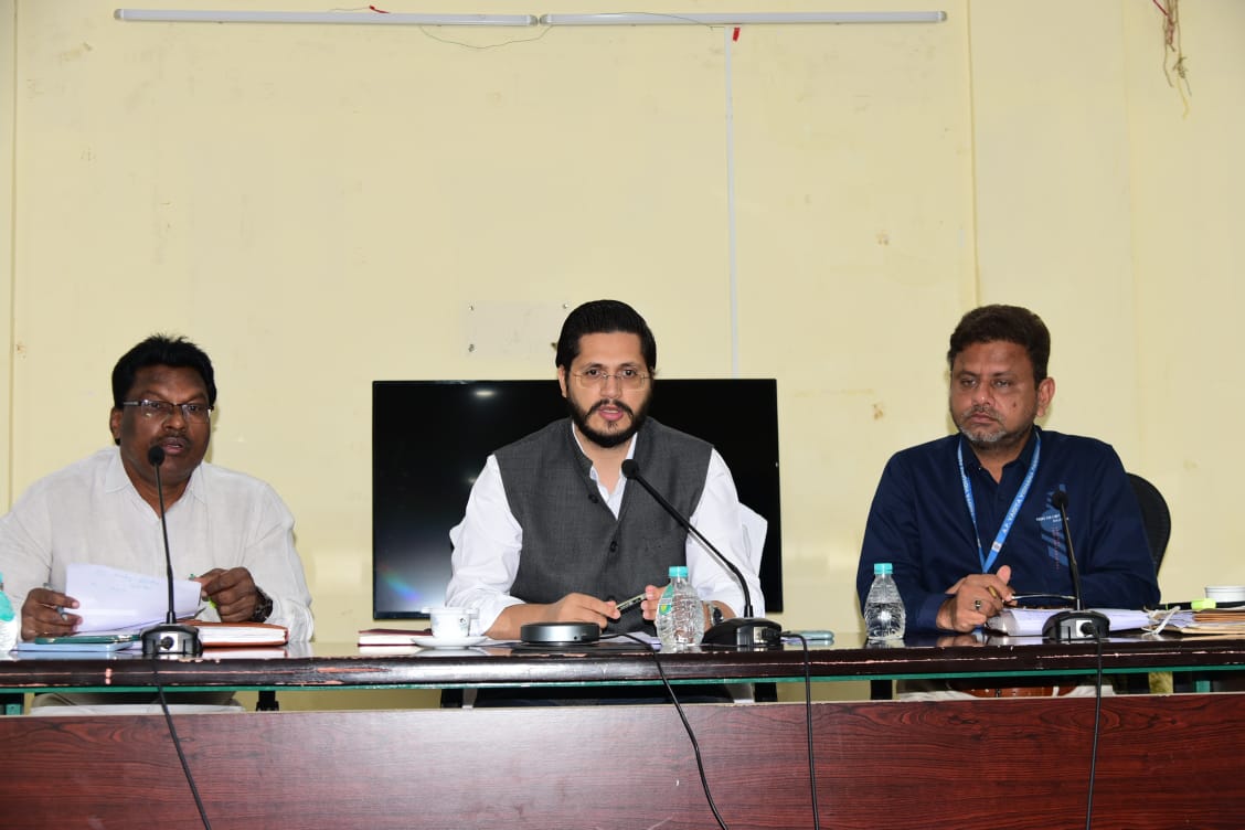 సమావేశంలో మాట్లాడుతున్న జిల్లా కలెక్టర్