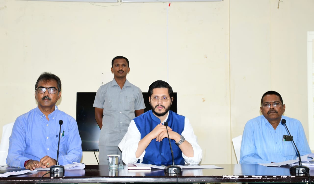 సమావేశంలో మాట్లాడుతున్న జిల్లా కలెక్టర్