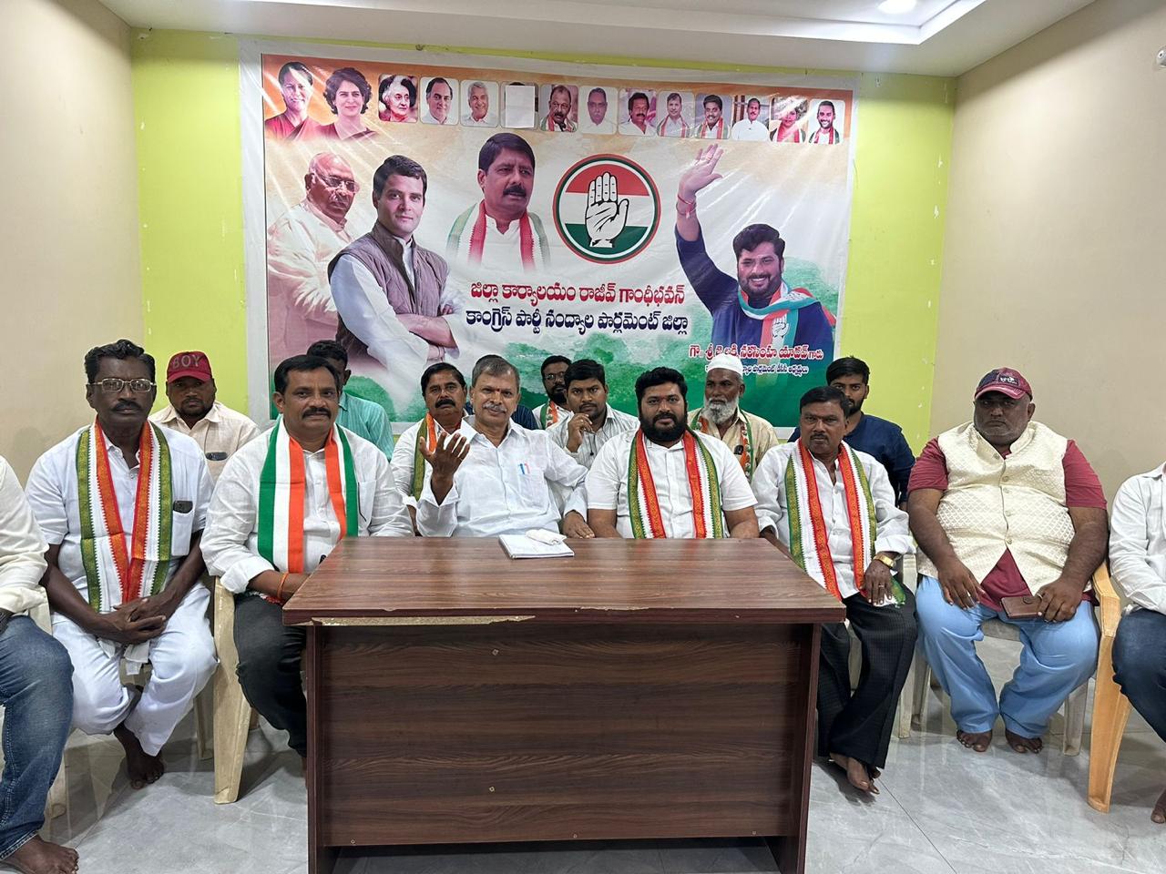 విలేకర్ల సమావేశంలో మాట్లాడుతున్న ఎన్‌. తులసి రెడ్డి