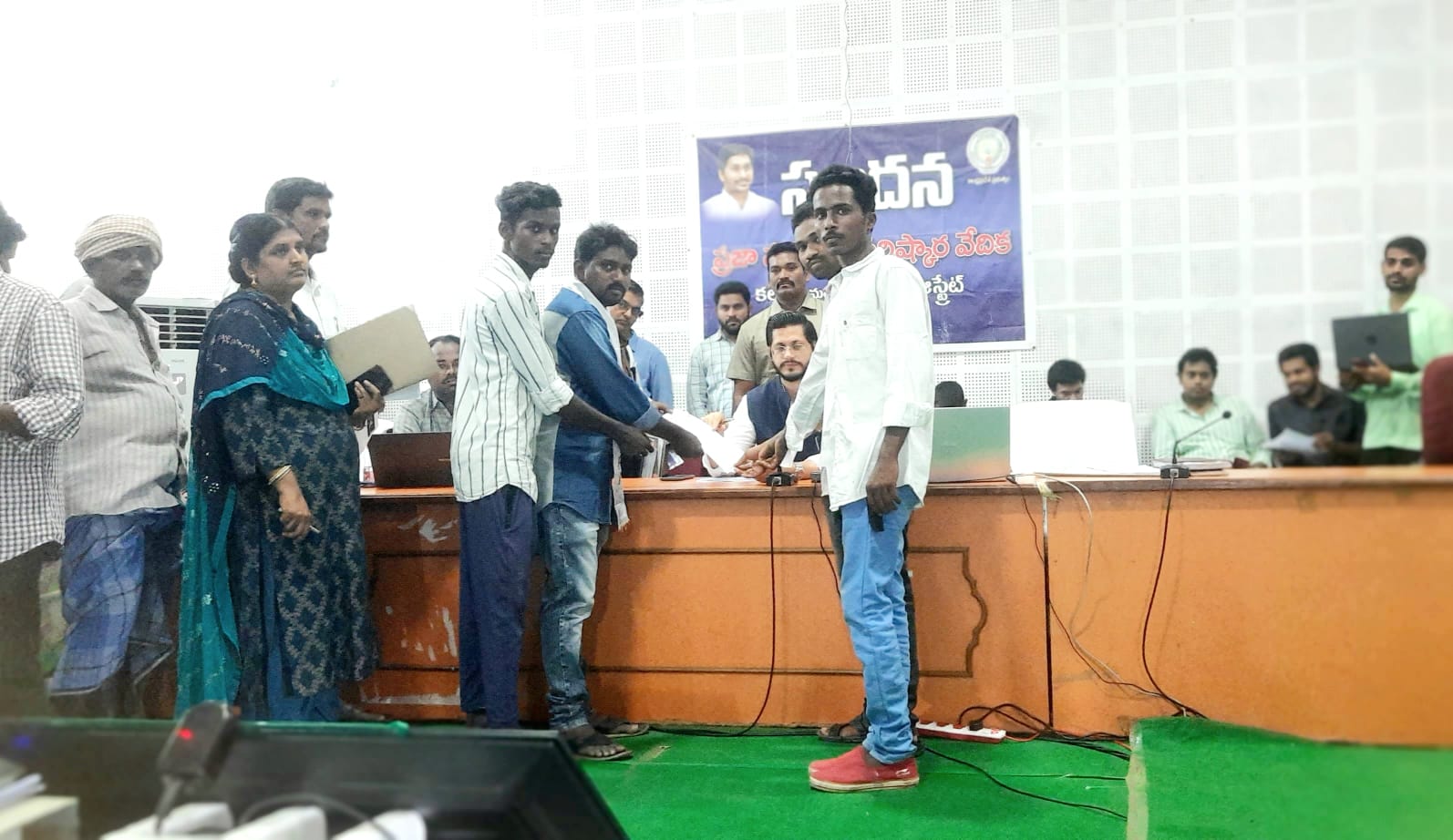  జిల్లా కలెక్టర్‌కు వినతిపత్రం అందజేస్తున్న డివైఎఫ్‌ఐ నాయకులు