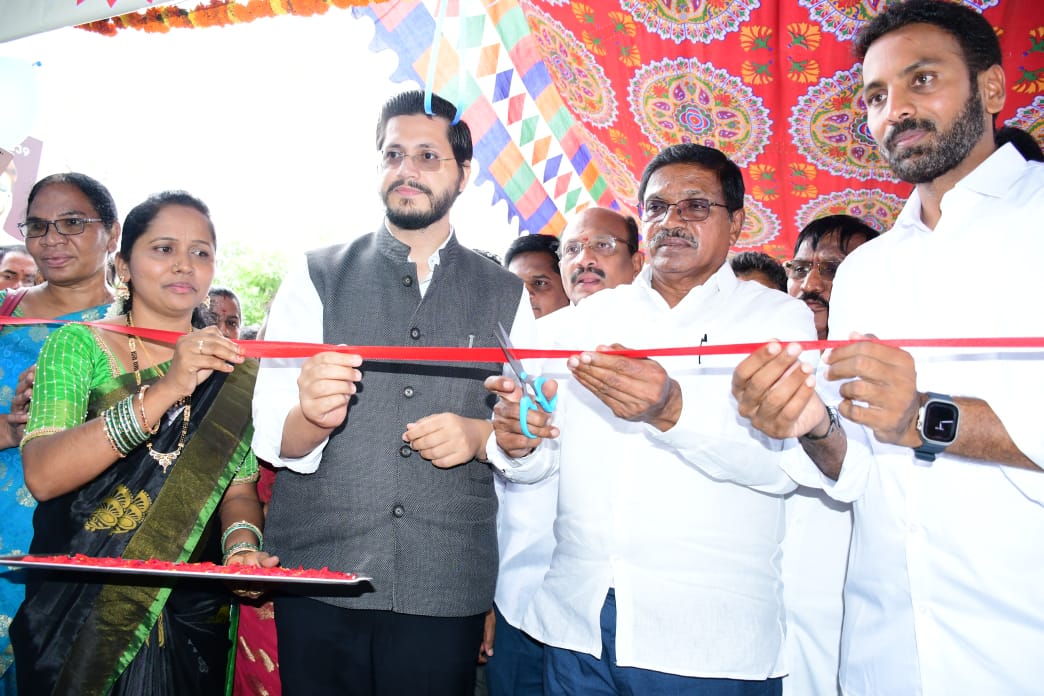 ఫిష్ ఆంధ్ర యూనిట్లు ను ప్రారంభిస్తున్న జిల్లా కలెక్టర్, ఎంపీ, ఎమ్మెల్యే తదితరులు