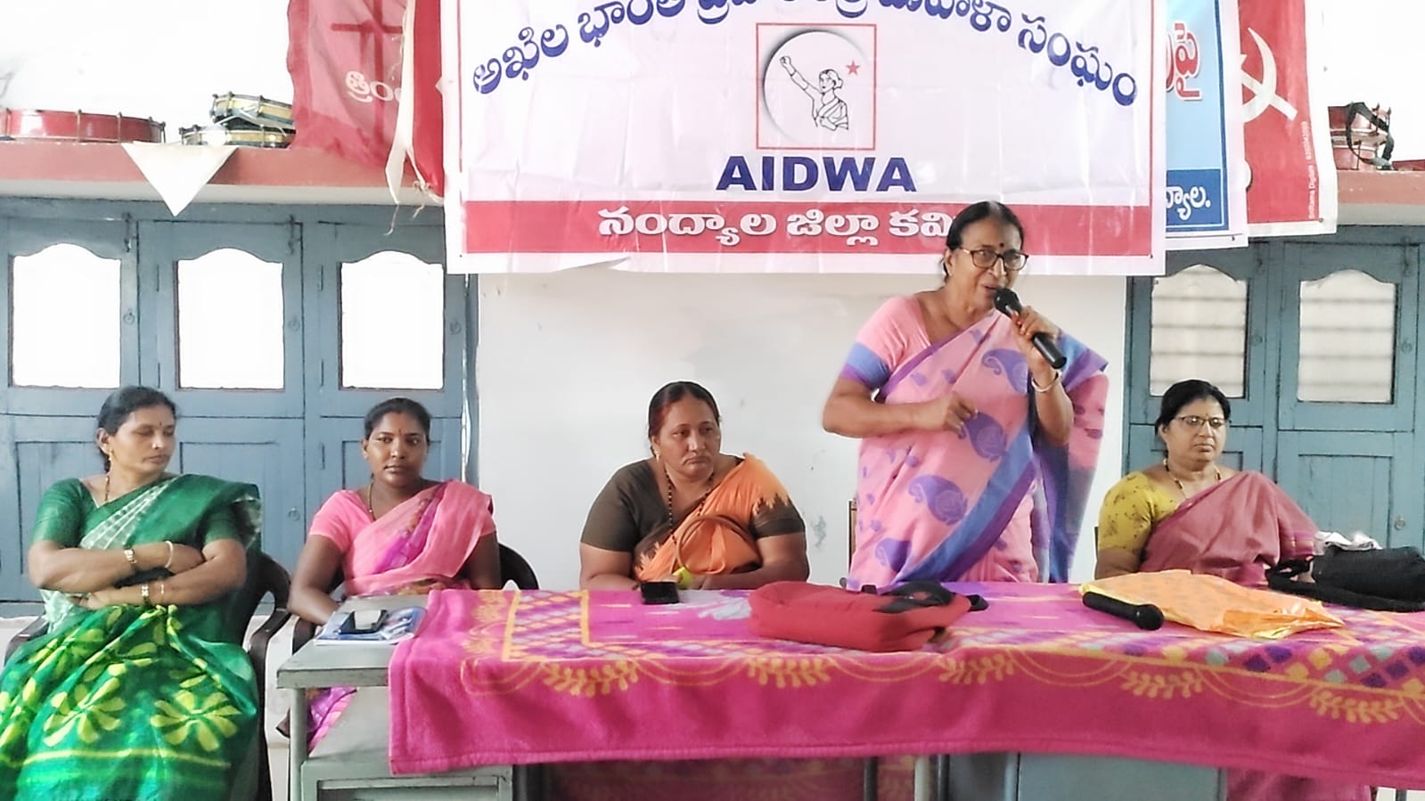 సమావేశంలో మాట్లాడుతున్న ఐద్వా రాష్ట్ర ప్రధాన కార్యదర్శి రమాదేవి