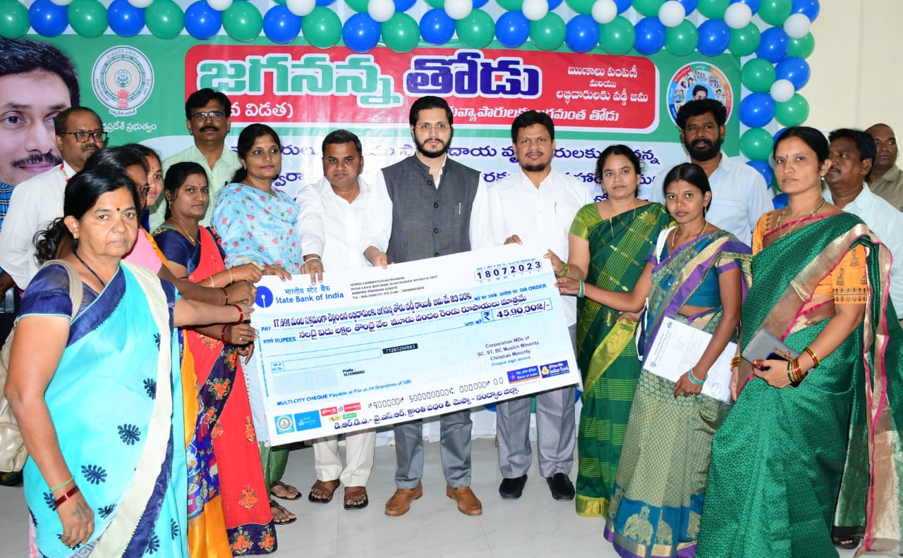 లబ్ధిదారులకు చెక్కు అందజేస్తున్న జిల్లా కలెక్టర్‌, జెడ్పి చైర్మన్‌ తదితరులు