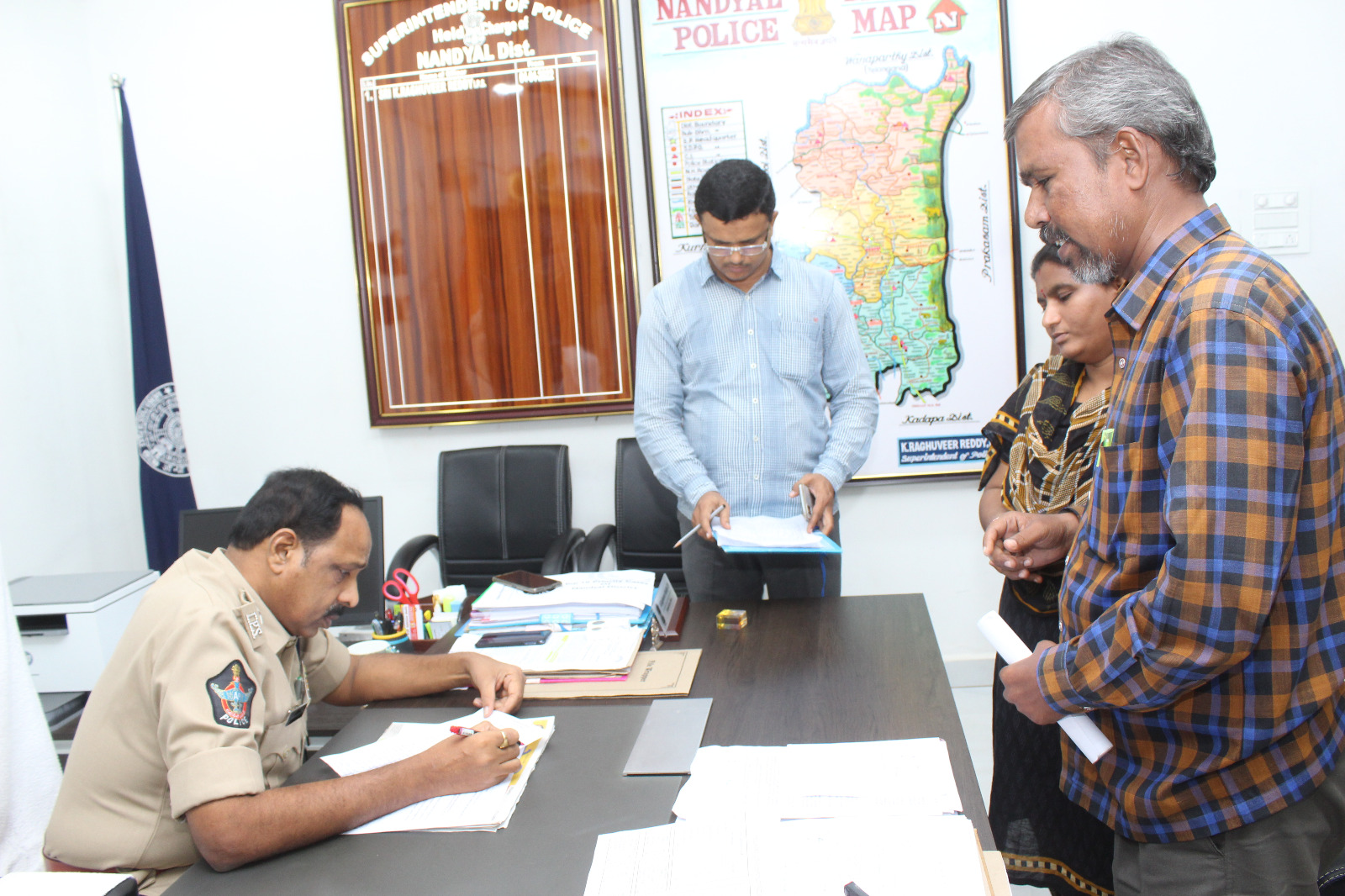  పోలీస్‌ స్పందనలో ఫిర్యాదులు స్వీకరిస్తున్న ఎస్‌పి