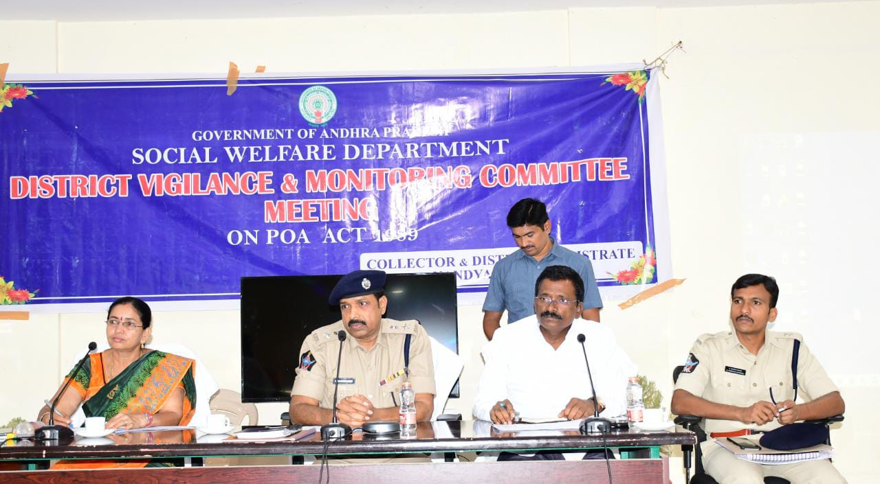 సమావేశంలో మాట్లాడుతున్న జిల్లా ఎస్పీ