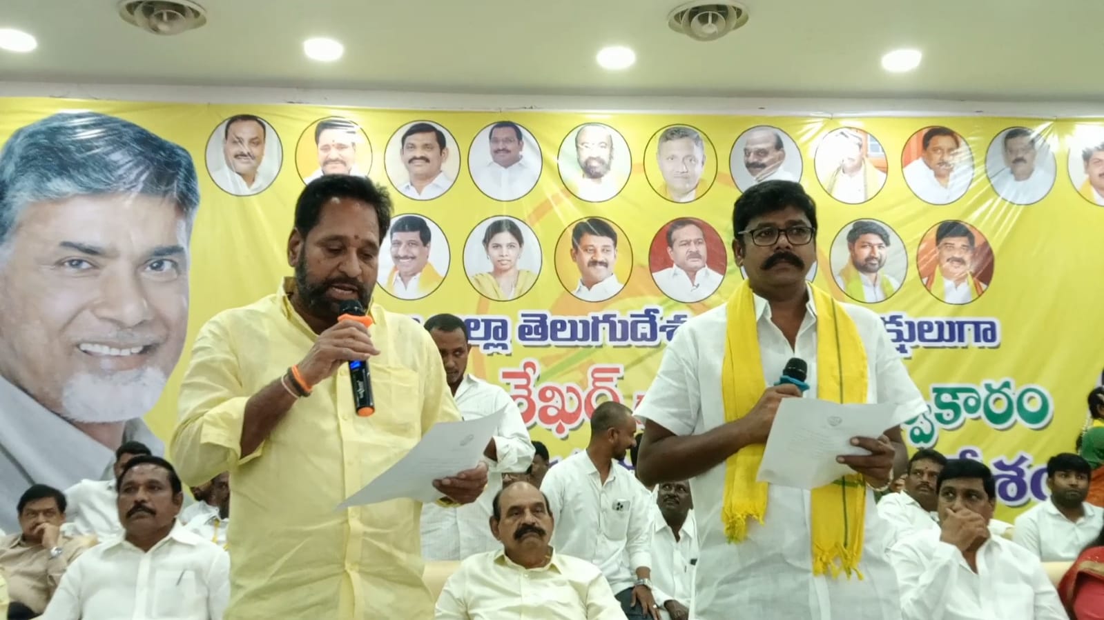 జిల్లా అధ్యక్షుడిగా మల్లెల రాజశేఖర్‌ గౌడ్‌తో ప్రమాణస్వీకారం చేయిస్తున్న జిల్లా ఇన్చార్జి అమర్‌నాథ్‌ రెడ్డి