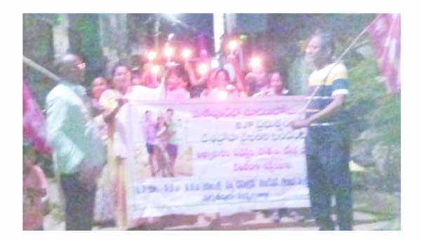 కొవ్వొత్తులతో ప్రదర్శన