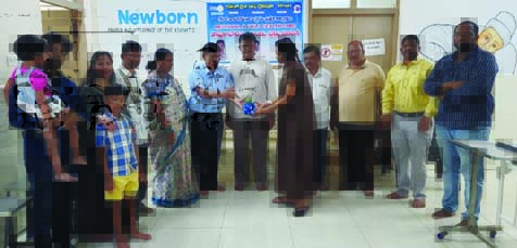 పండ్లు, రొట్టెలు అందజేస్తున్న దృశ్యం