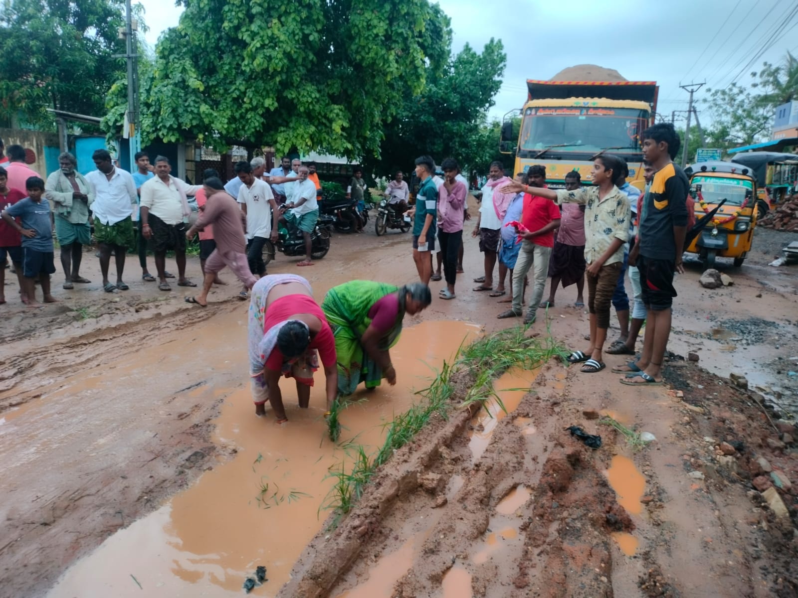 లారీల కింద తొక్కిస్తామంటున్నారు..
