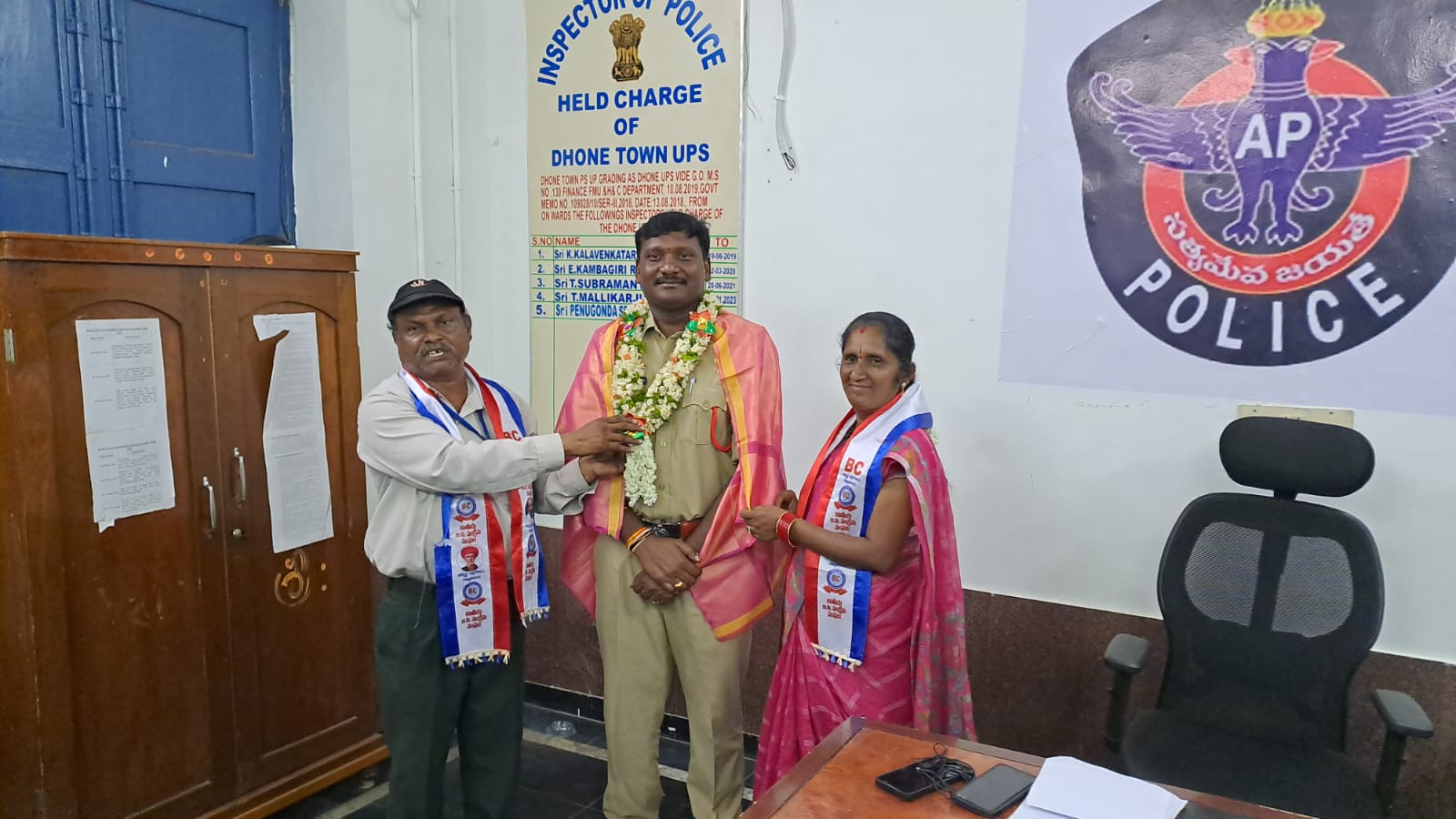 సిఐ శేషయ్య ను సన్మానిస్తున్న జాతీయ బీసీ సంక్షేమ సంఘం ఆంధ్రప్రదేశ్ రాష్ట్ర సంయుక్త కార్యదర్శి ఏఈ నాగరాజు గౌడ్