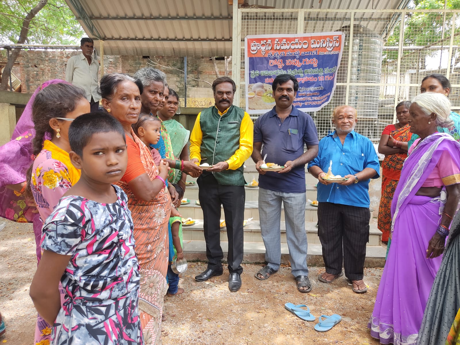 రొట్టె పప్పు గుడ్డు పంపిణీ చేస్తున్న జాన ప్రభాకర్