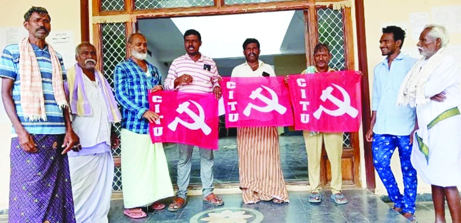 ధర్నా నిర్వహిస్తున్న సిఐటియు నాయకులు