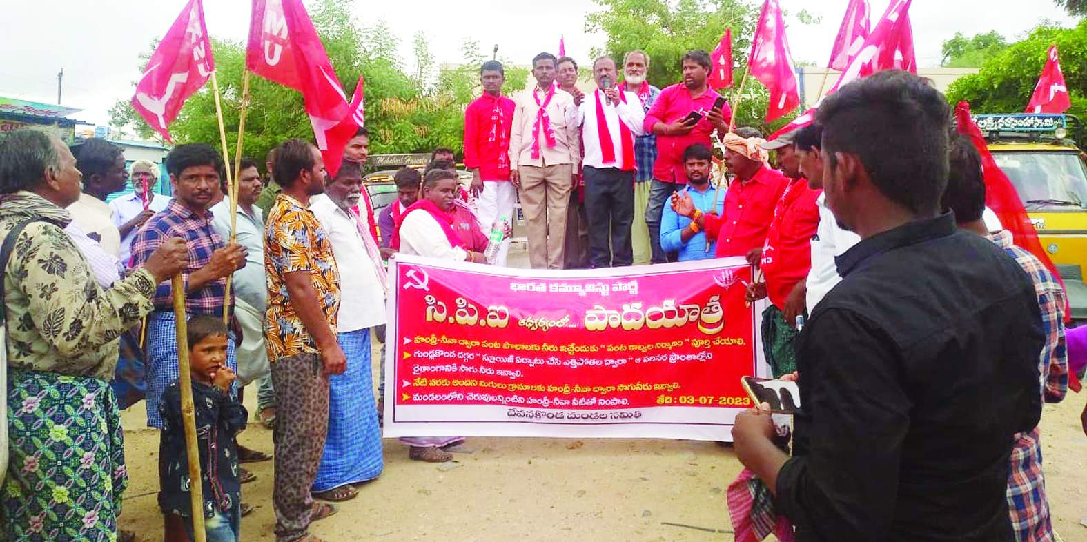 పాదయాత్రనుద్దేశించి మాట్లాడుతున్న గిడ్డయ్య