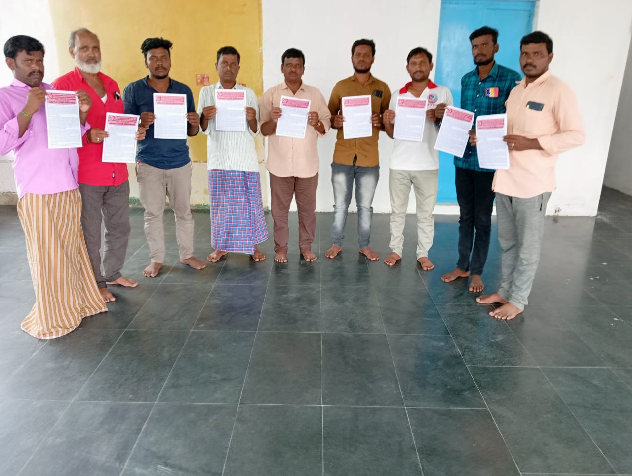 కర పత్రాలు విడుదల చేస్తున్న సిపిఎం నాయకులు