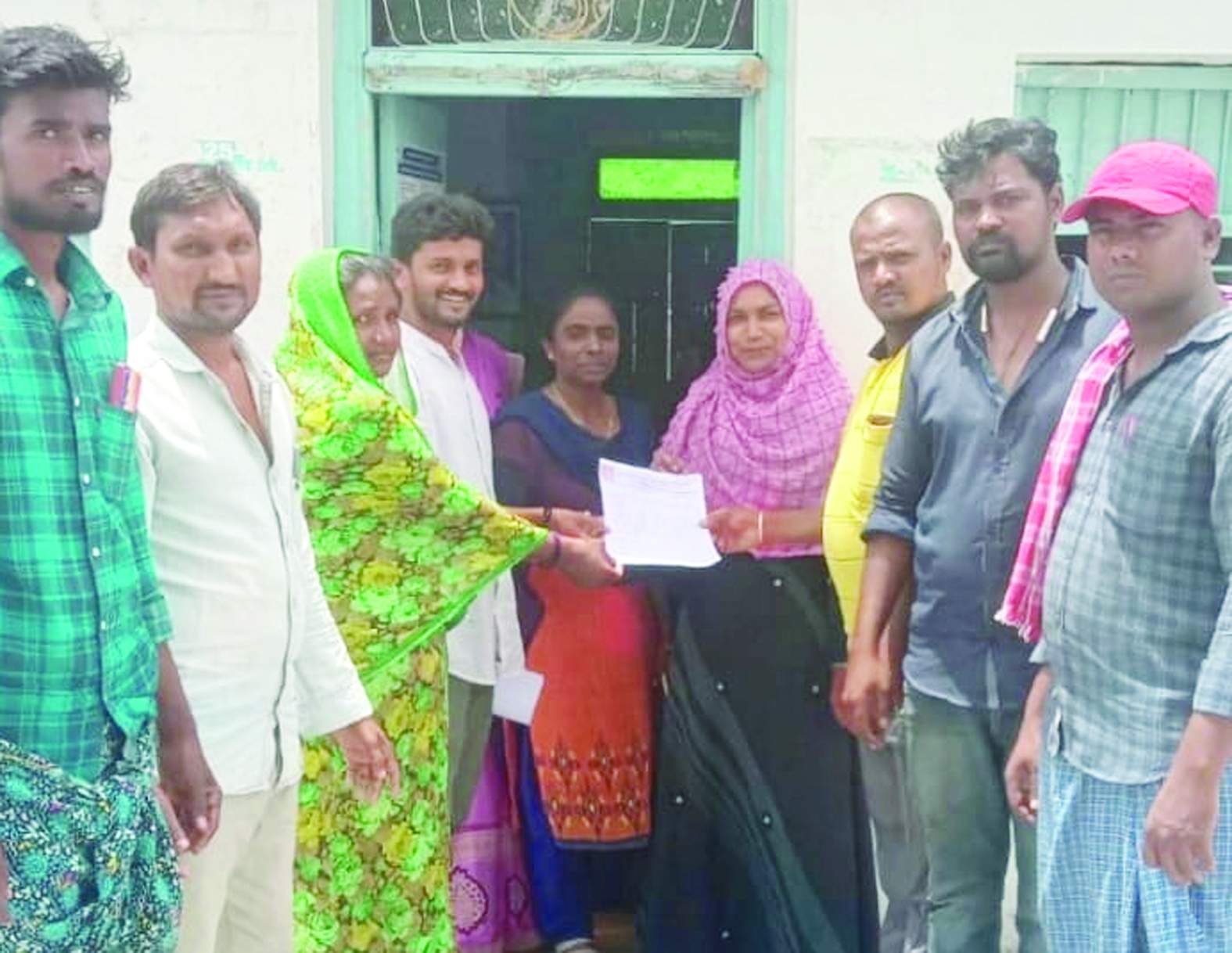 వినతి పత్రం అందిస్తున్న సిపిఎం నాయకులు